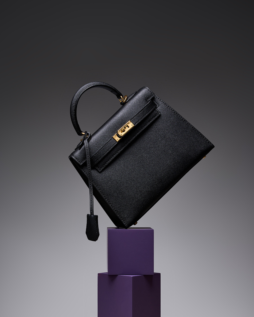Bolsa de couro legítimo Class | Elegância com detalhes dourados