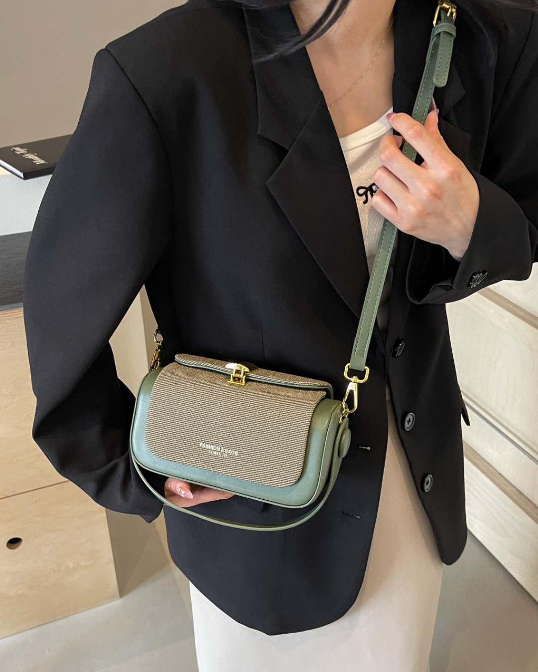 Bolsa transversal com aba de tecido colorido Retro II | Design elegante e funcional