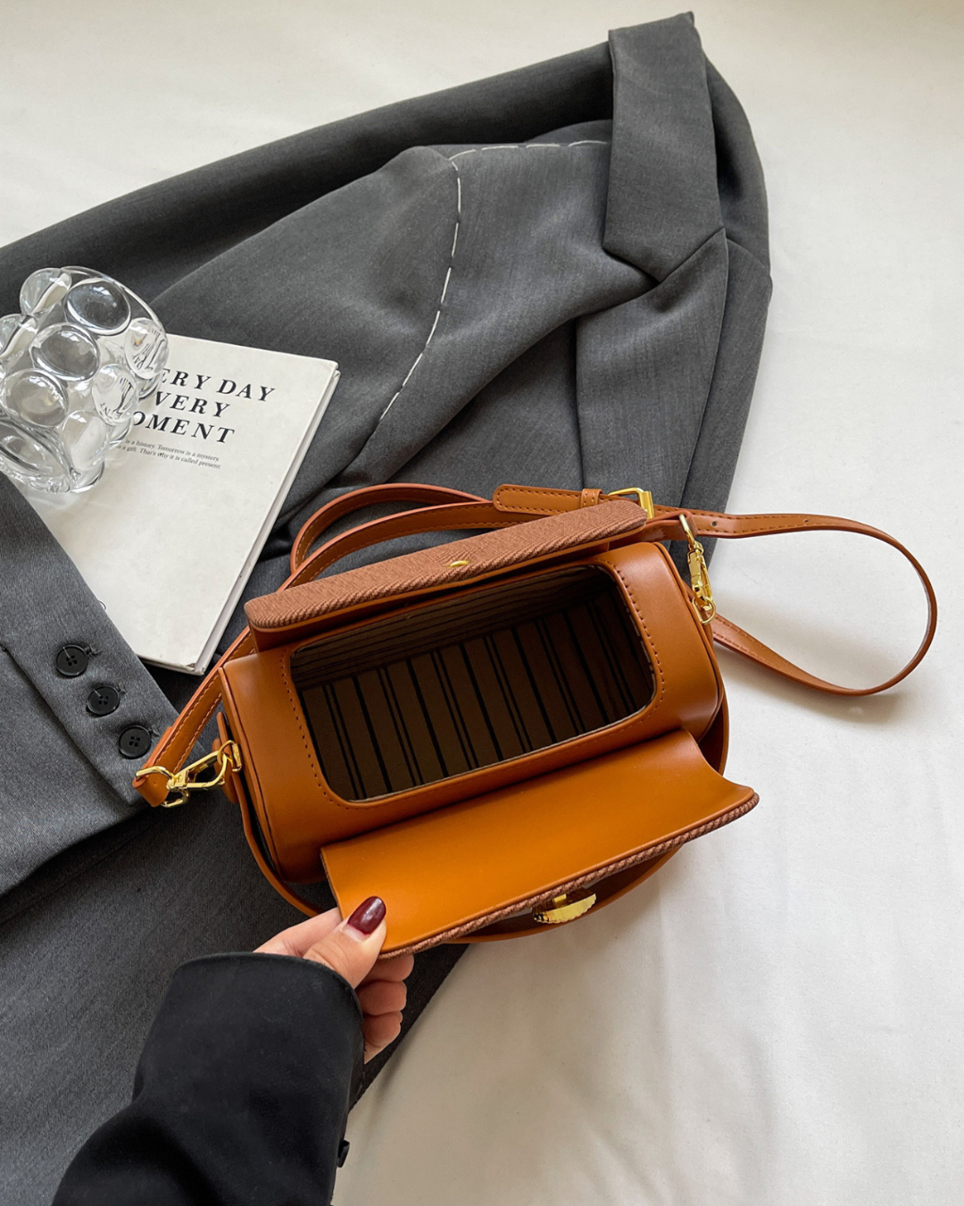 Bolsa transversal com aba de tecido colorido Retro II | Design elegante e funcional