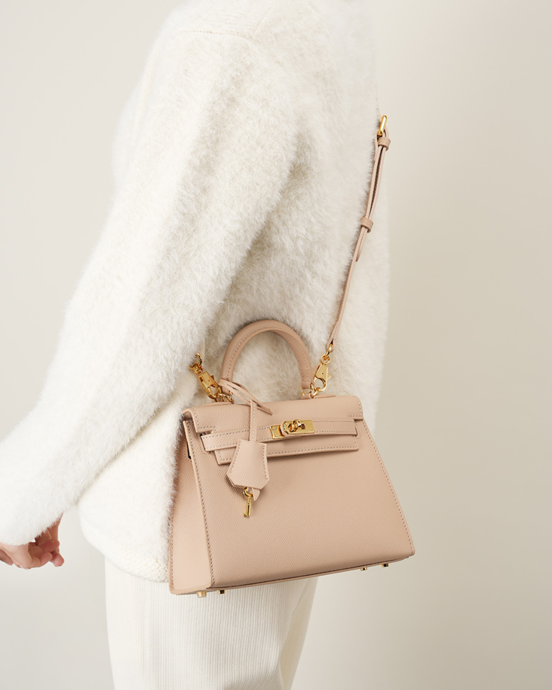 Bolsa de couro legítimo Class | Elegância com detalhes dourados