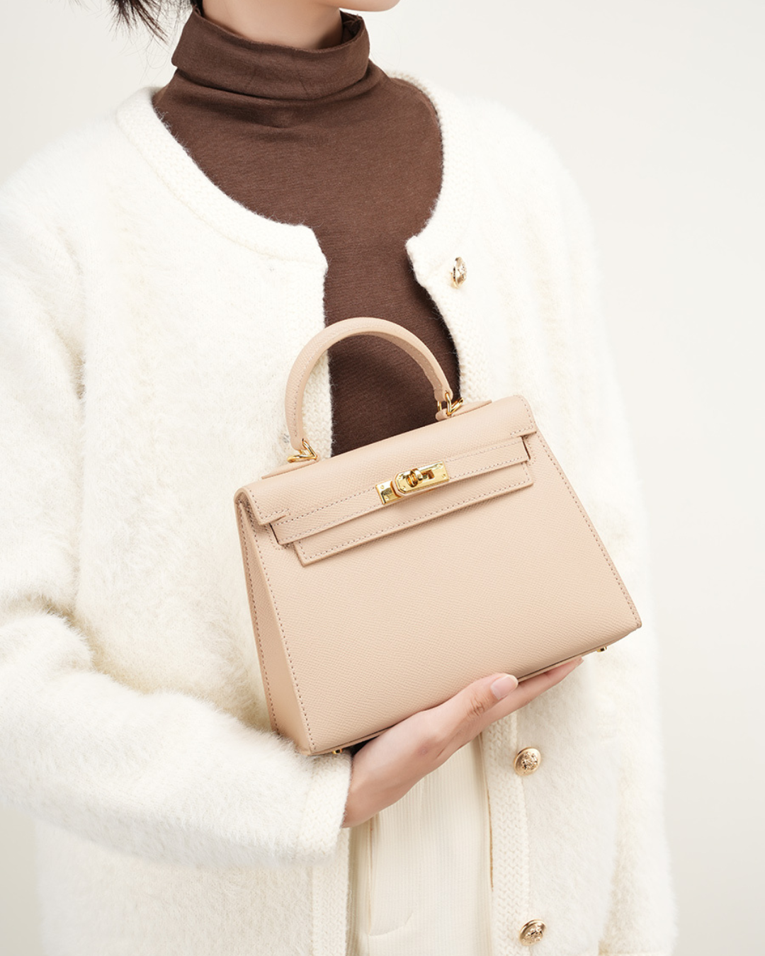 Bolsa de couro legítimo Class | Elegância com detalhes dourados