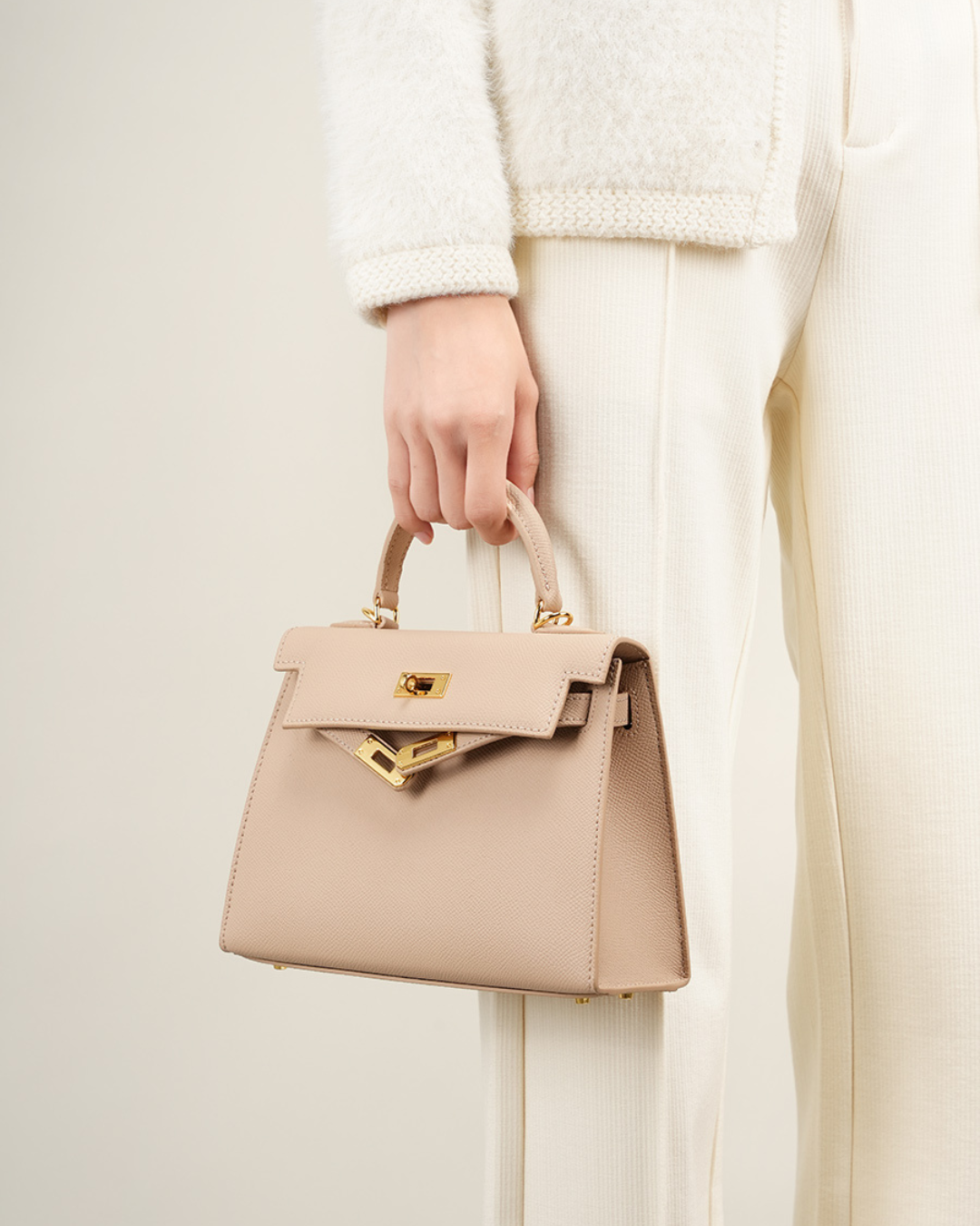 Bolsa de couro legítimo Class | Elegância com detalhes dourados