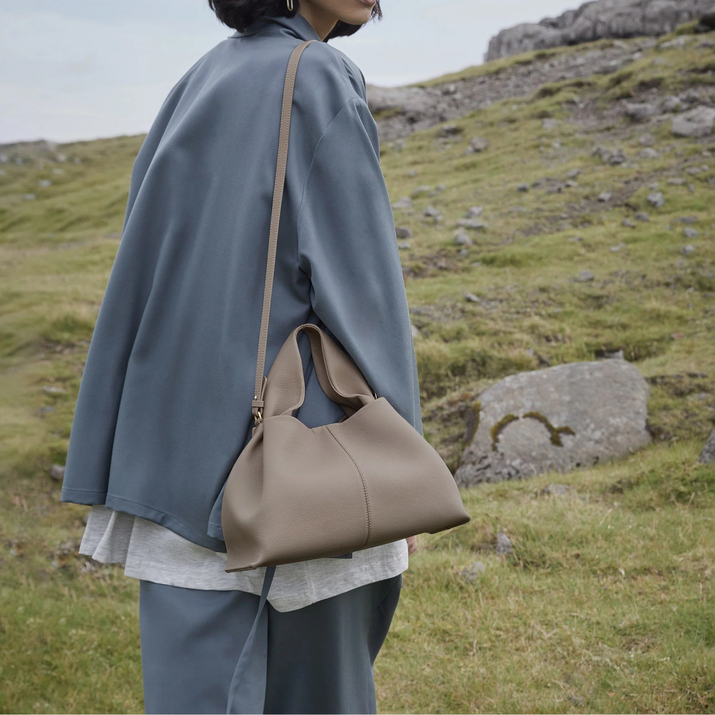 Bolsa Polene Numero em Couro | Design Elegante e Compacto
