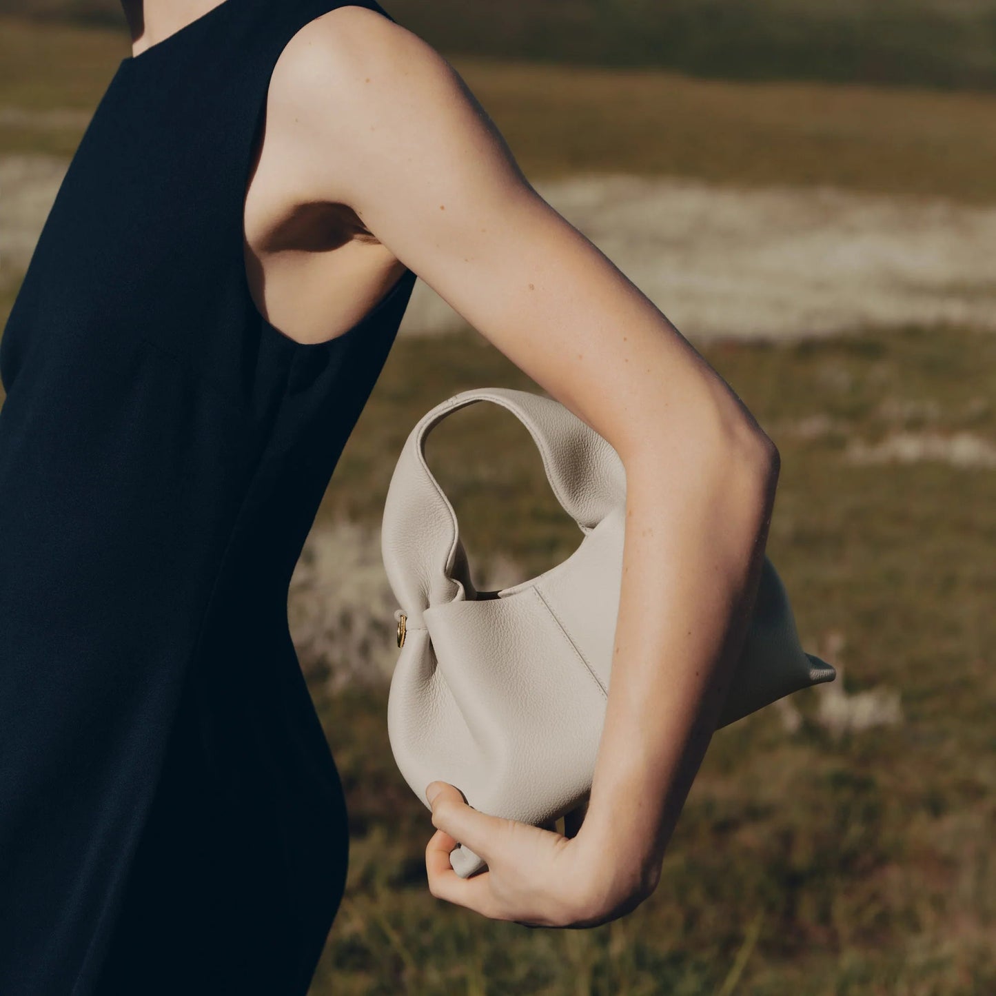 Bolsa Polene Numero em Couro | Design Elegante e Compacto