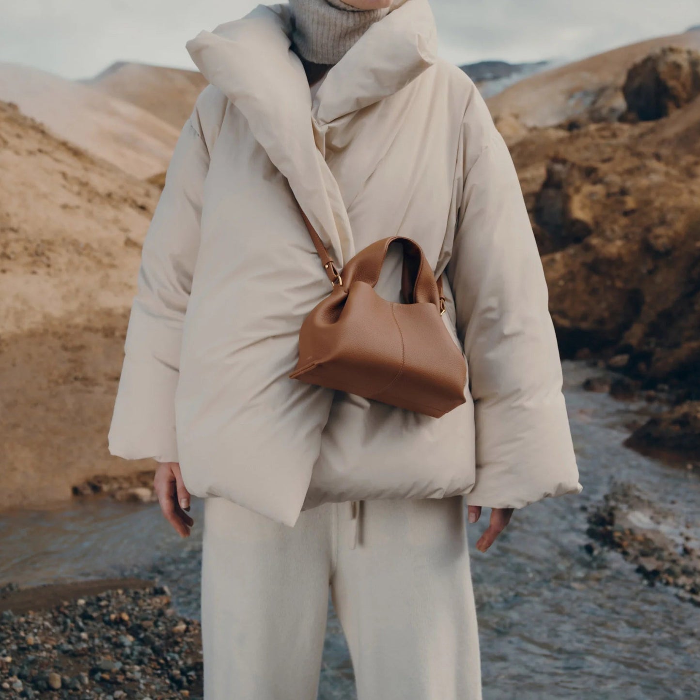 Bolsa Polene Numero em Couro | Design Elegante e Compacto